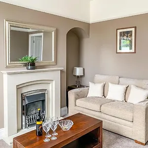 https://cedar-house-free-parking-york-holiday-home-sleeps-12.yorkshirehotels.net